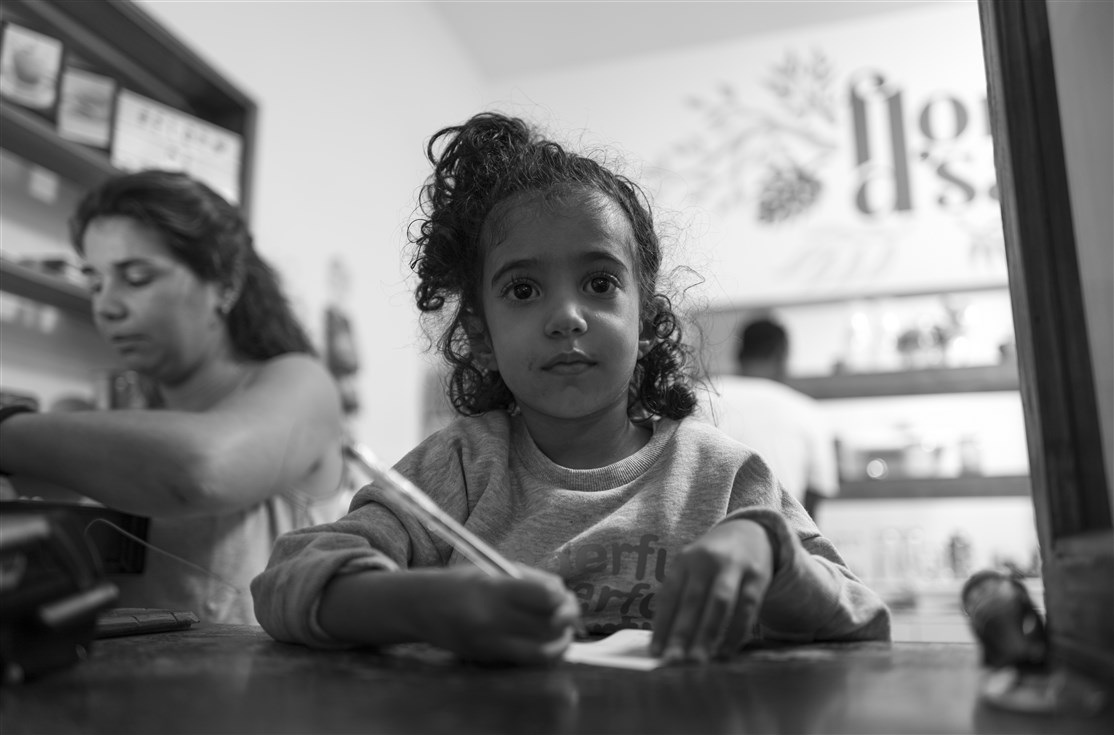 Melissa hjælper mor og tager imod bestilling